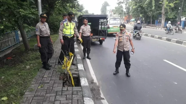 Lubang di Jalan Raya Daan Mogot KM19,7, di Police Land Polsek Batu ceper