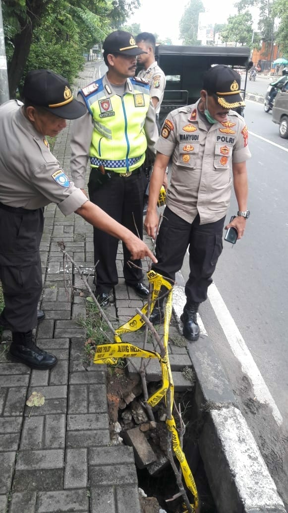 Lubang di Jalan Raya Daan Mogot KM19,7, di Police Land Polsek Batu ceper