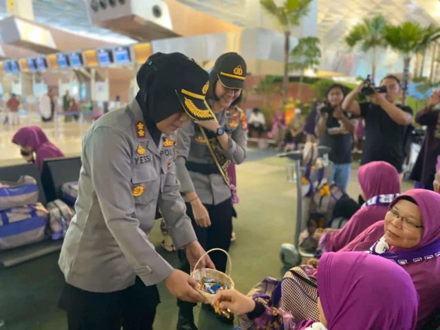 Simpati, Polwan Bagikan Air Mineral ke Jamaah Umrah di Bandara Soetta