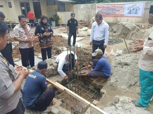 Kapolsek Cisauk Pasang Batu Pertama Pembangunan Mushala Arraudhoh