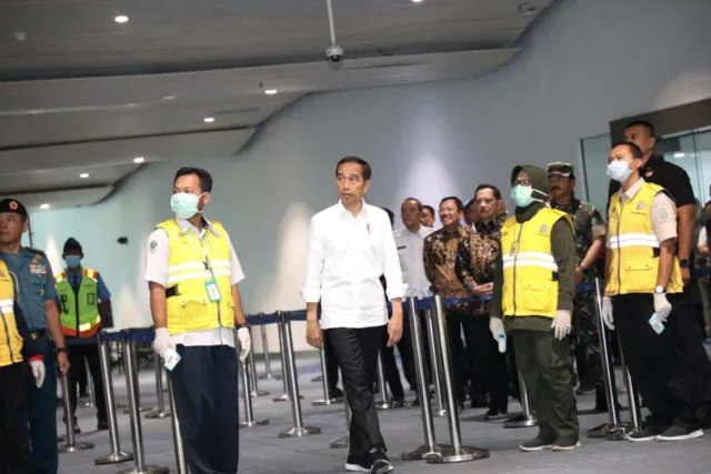 Mendagri dan Sejumlah Pejabat Dampingi Presiden Tinjau Pembersihan Bandara Soekarno - Hatta