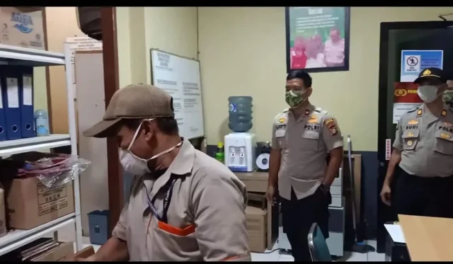 Cegah Virus Covid -19, Kapolsek Serpong Lakukan Penyemprotan Disinfectant