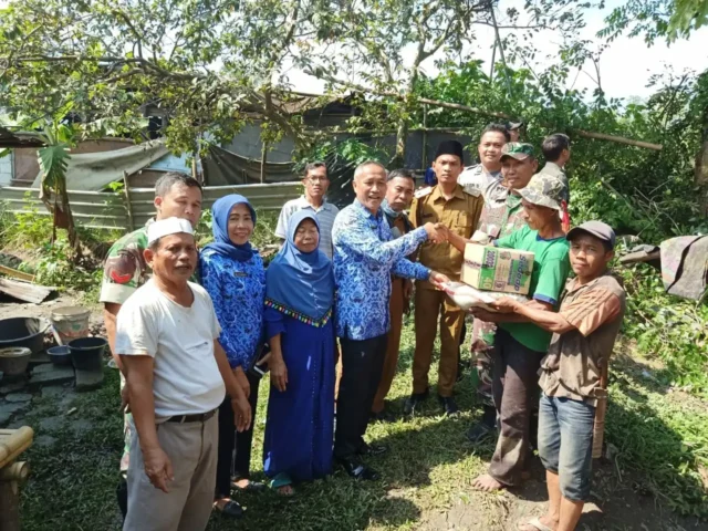 Respon Cepat, Camat Solear Berikan Bantuan Kepada Warga Yang Rumahnya Tertimpa Pohon