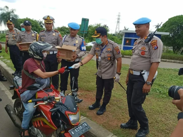 Kapolresta Tangerang, Kembali Aksi Bagi-Bagi Sabun