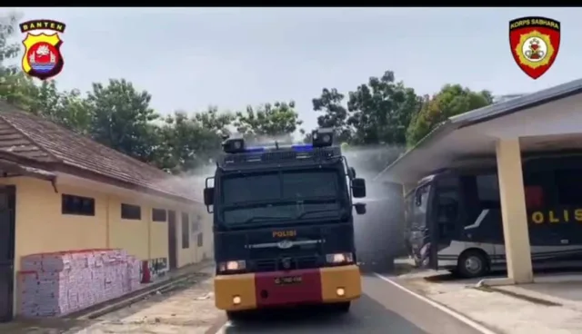 Cegah Wabah virus covid-19, Mako Polda Banten di Semprot Disinfektan