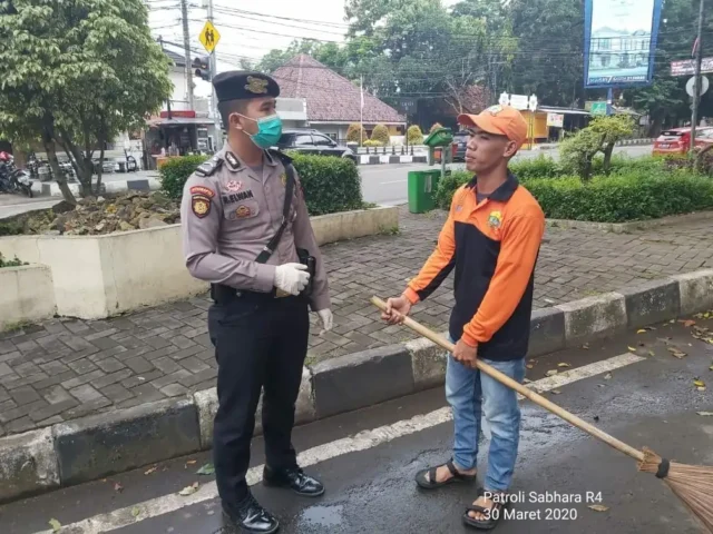 Dit samapta Polda Banten Himbau masyarakat untuk physical distancing