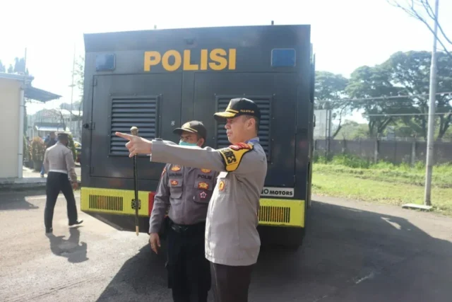 Antisipasi Covid 19, Polresta Bandara Soetta Semprotkan Cairan Disinfektan