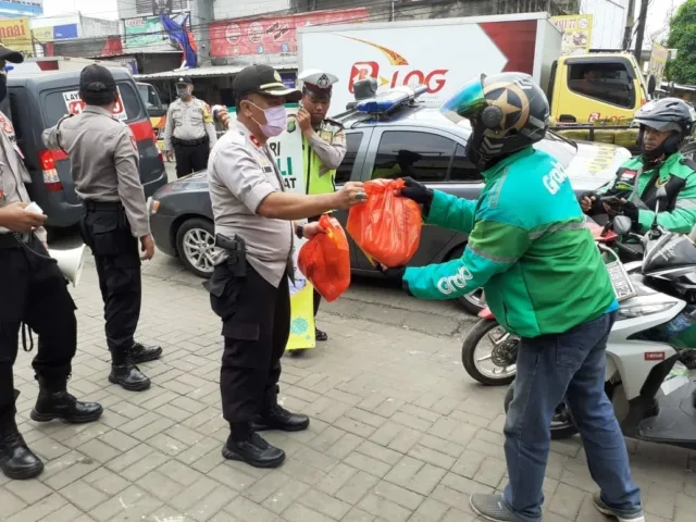 Peduli Dampak Corona, Polsek Curug Bagikan Bagikan Paket Sembako ke Warga