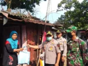 Sosial Distancing, Polsek Pamulang Bagikan 100 Peket Sembako