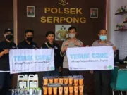 Polsek Serpong Terima Bantuan Hand Sanitizer dan Minuman Ringan