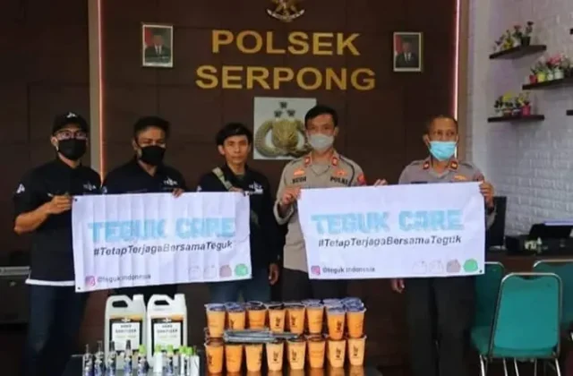 Polsek Serpong Terima Bantuan Hand Sanitizer dan Minuman Ringan