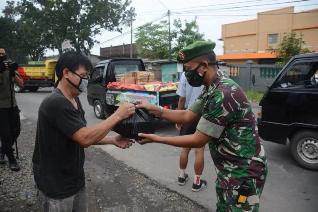 Peduli Dampak Corona, Korem 071/Wijayakusuma Beri Bantuan Sembako Kepada Warga