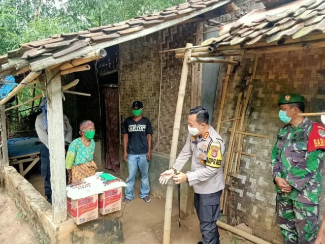 Polresta Tangerang Bagikan Paket Sembako dan Masker Kepada 50 KK Tidak Mampu