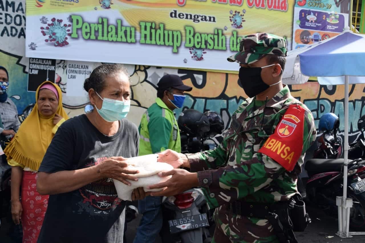 Perangi Covid -19,Kodim 0734/ Yogyakarta Bagi-Bagi Masker dan Sembako