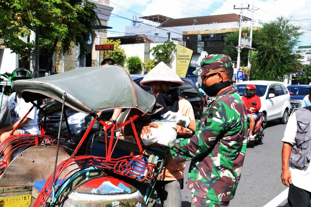 Perangi Covid -19,Kodim 0734/ Yogyakarta Bagi-Bagi Masker dan Sembako