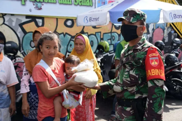 Perangi Covid -19,Kodim 0734/ Yogyakarta Bagi-Bagi Masker dan Sembako