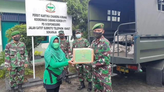 Peringati HUT Ke 74.Persit KCK Koorcab Rem 071 Bagikan Paket Sembako