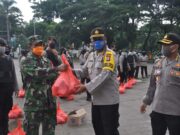 Dirikan Dapur Umum, Polda Banten Bagikan 500 Nasi Bungkus Ke Warga Terdampak Covid-19