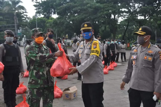 Dirikan Dapur Umum, Polda Banten Bagikan 500 Nasi Bungkus Ke Warga Terdampak Covid-19