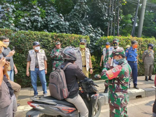 Hari Pertama PSBB, Dandim 0506/Tgr Bersama Wali Kota dan Kapolrestro Turun Langsung