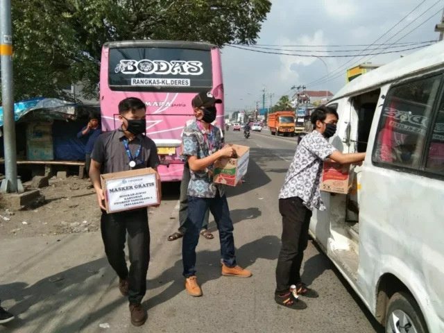 FIFGROUP Tangerang 2 Bagikan Masker Gratis Untuk Konsumen dan Pengguna Jalan