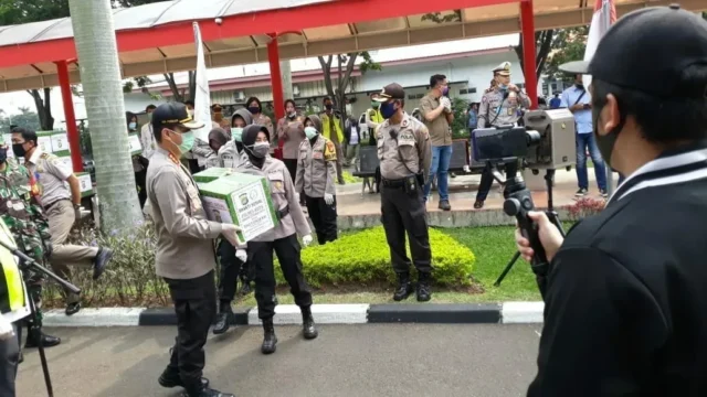 Porli Peduli Covid-19, Polresta Bandara Soetta Bersama Kombata, Bagikan 500 Paket Sembako ke Pekerja