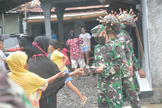 Perangi Covid-19, Korem 071/Wijayakusuma Lanjutkan Penyemprotan Disinfektan dan Pembagian Masker Secara Masif