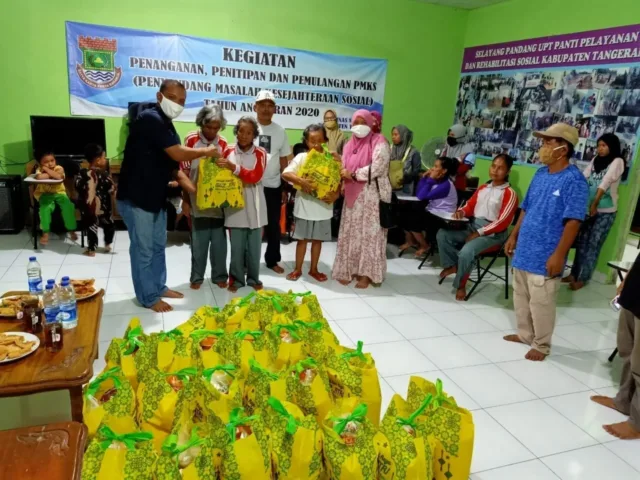 Ditengah Wabah Covid-19 Yayasan Rumah Cinta Qur'an, Berbagi Sembako Pada Penghuni Panti