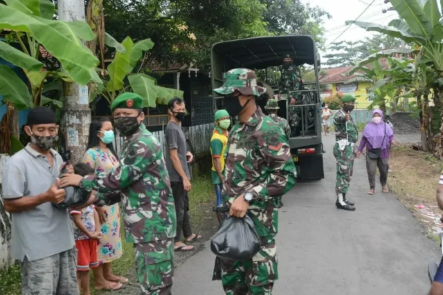 Jumat Berkah, Korem 071/Wjk Bagikan Sembako Kepada Warga Terdampak Corona