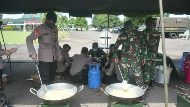 Sinergitas TNI-POLRI, Dirikian Dapur Lapangan Atasi Dampak Pandemi Covid-19