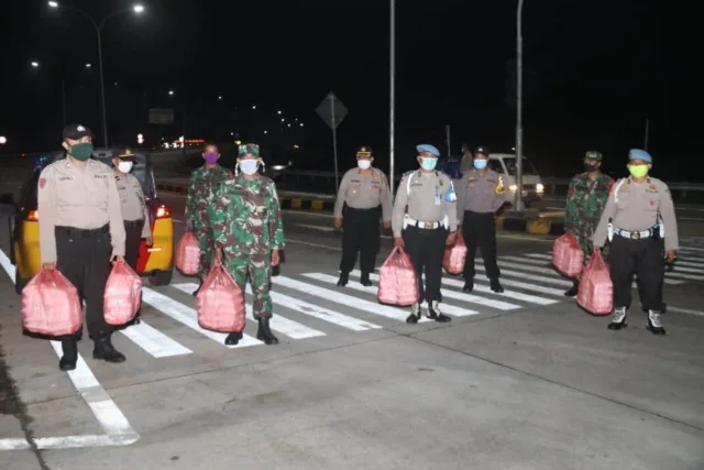 Imbau Masyarakat Agar tak Mudik, Polresta Tangerang Bagikan 200 Paket SahurSalin