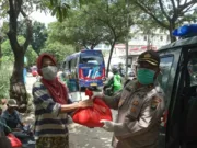 Peduli Warga Terdampak Covid-19, Polsek Neglasari Bagikan 50 Pake Sembako