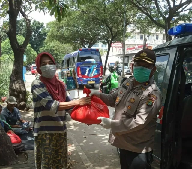 Peduli Warga Terdampak Covid-19, Polsek Neglasari Bagikan 50 Pake Sembako