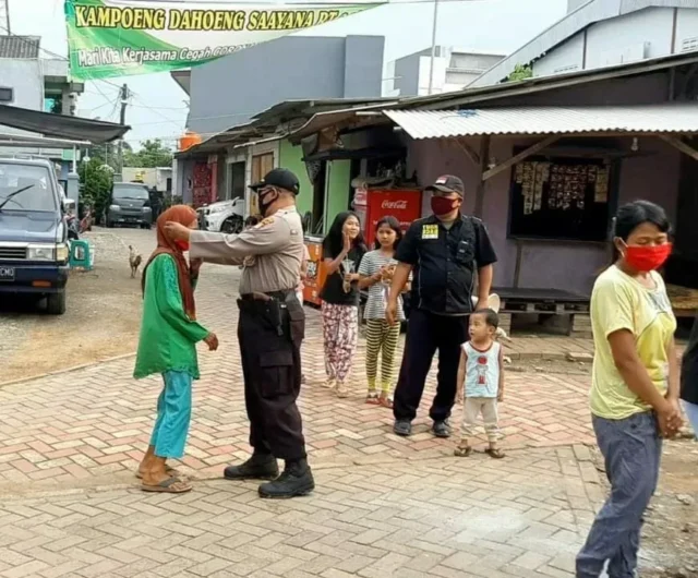 Cegah Virus Corona, Kapolsub Sektor Palem Semi Bagikan Masker Gratis