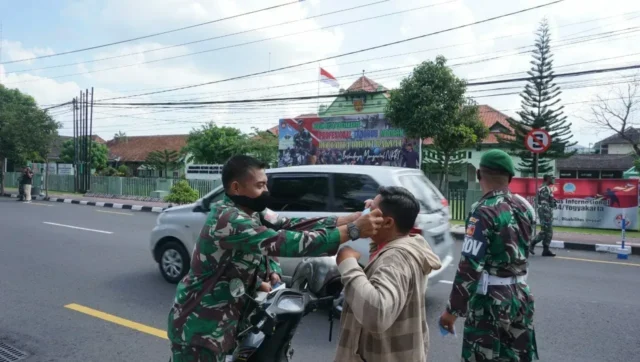 Cegah Corona, Kodim Jogja Bagikan Masker Kepada Pengendara Motor