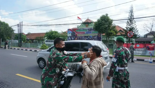 Cegah Corona, Kodim Jogja Bagikan Masker Kepada Pengendara Motor