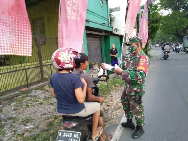 Babinsa Banjarsari Bersama FKPPI bagikan Takjil & Masker