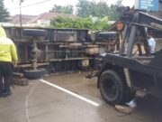 Polsek Cipocok Jaya Bantu Evakuasi Truck Box Terbalik