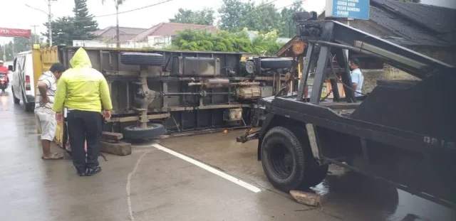 Polsek Cipocok Jaya Bantu Evakuasi Truck Box Terbalik