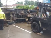 Polsek Cipocok Jaya Bantu Evakuasi Truck Box Terbalik