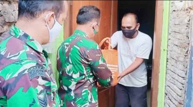 Bantu Sesama di Tengah Pandemi Covid - 19, Danramil 02 Banjarsari dan Babinsa Bagi Sembako