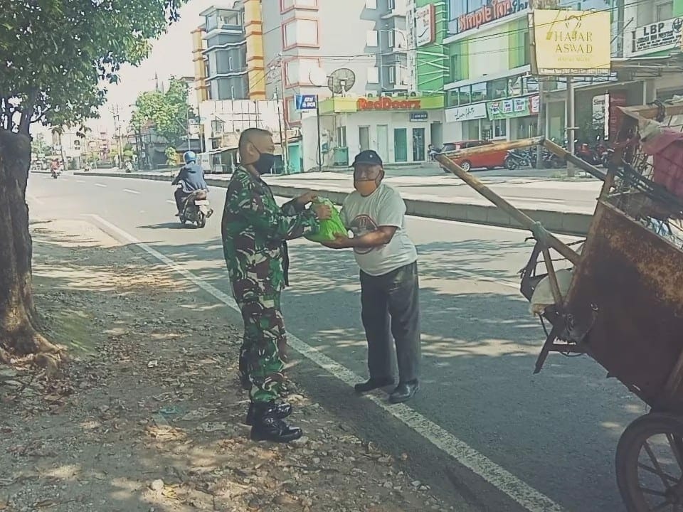 Bantu Sesama di Tengah Pandemi Covid - 19, Danramil 02 Banjarsari dan Babinsa Bagi Sembako