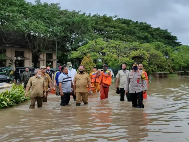 Kapolres Cilegon Bersama Forkopimda Tinjau Langsung Lokasi Banjir