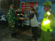 Jelang sahur Koramil 04/Jebres bagikan Nasi bungkus kepada warga