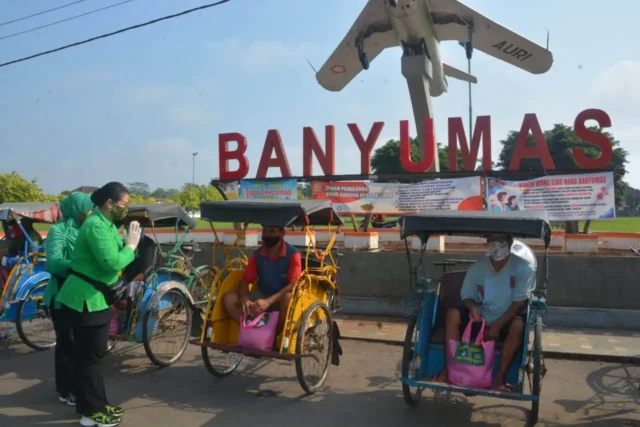 Jumat Berkah, Persit KCK Koorcab Rem 071 PD IV/Diponegoro Berbagi Kasih Sesama