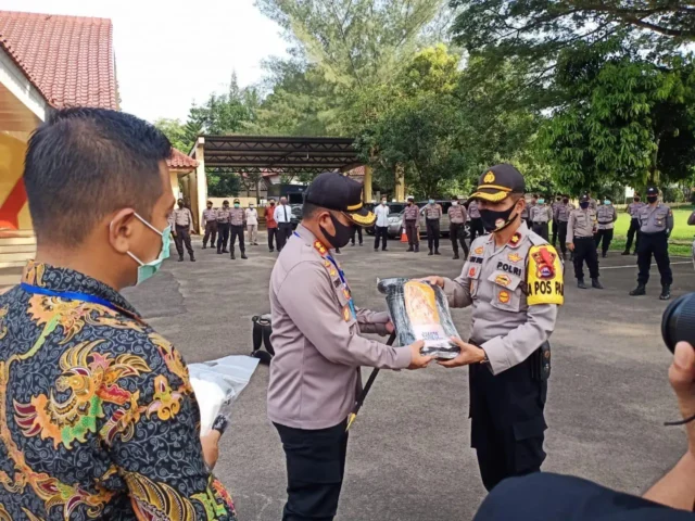 Guna Menunjang Pelayanan Masyarakat Ditengah Pandemi Covid-19, Kapolres Serang Kota Berikan APD