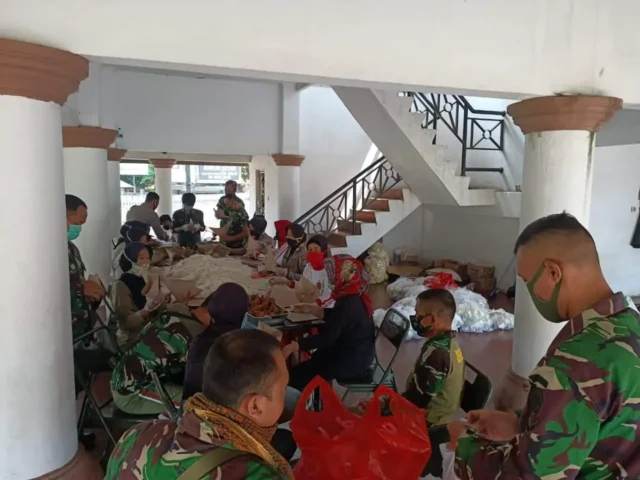 Jelang Buka Puasa, Polda Banten Bersama TNI Bagikan 1000 Paket Nasi Bungkus