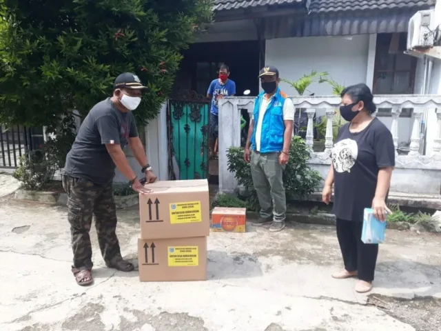 Peduli Warga Terdampak Covid-19, Dinsos Tangsel Berikan Bantuan Sosial