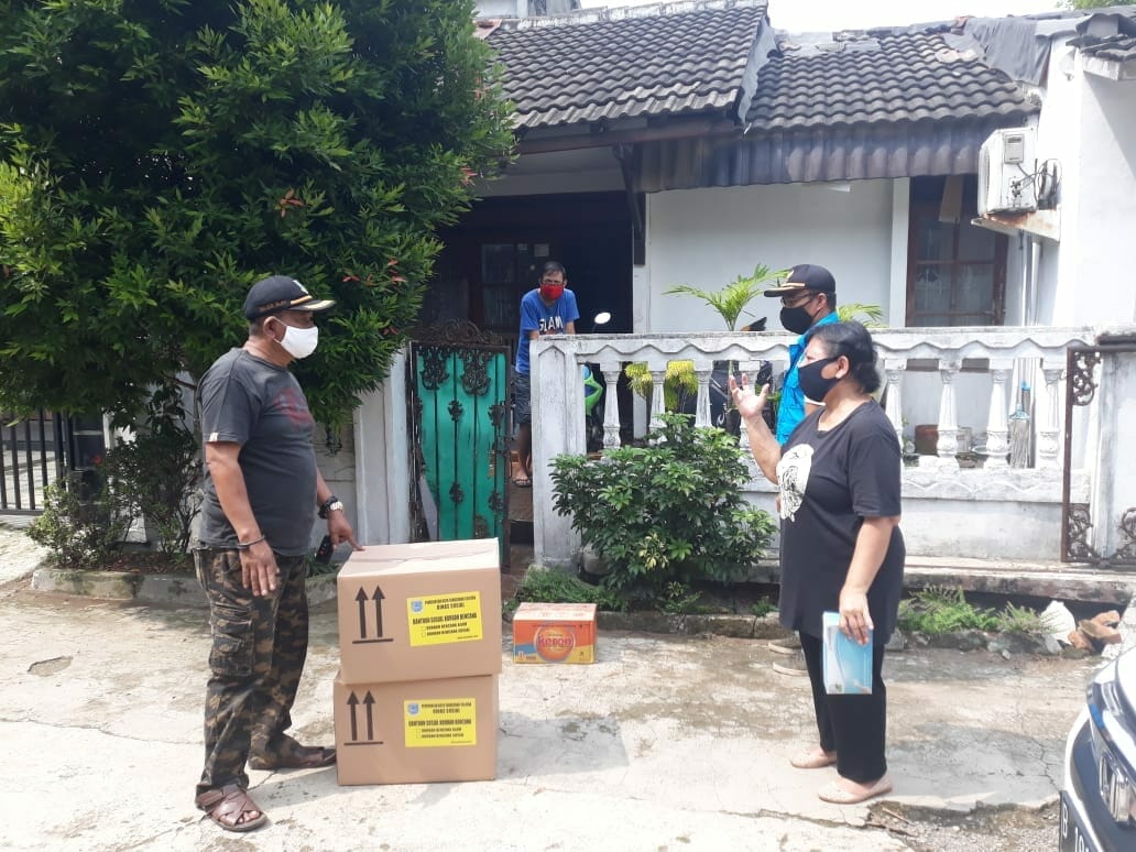 Peduli Warga Terdampak Covid-19, Dinsos Tangsel Berikan Bantuan Sosial