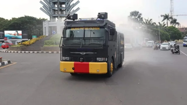 Polres Cilegon kembali lakukan Penyemprotan Disinfektan di Sepanjang Jalan Protokol